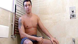 Buff tattooed UK gay Joe Legend wanks his dick in a bathroom - gayxo.com - Britain