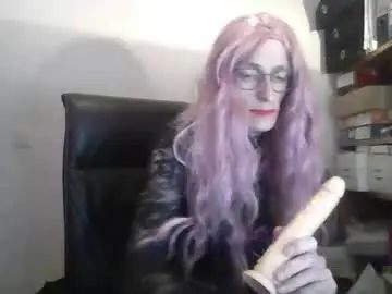 Watch the complete clip named Gay sex chat with sophiecross369