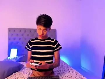 View this hardcore movie of Gay sex chat with kizzie_