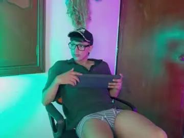 Play this complete scene of Gay sex chat with lax_boys