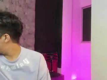 Play this complete scene named Gay sex chat with santiagoandresmartinez9
