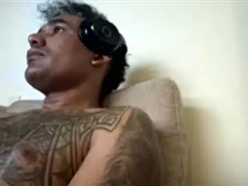 Play the uncut video of Gay sex chat with ed_hot69