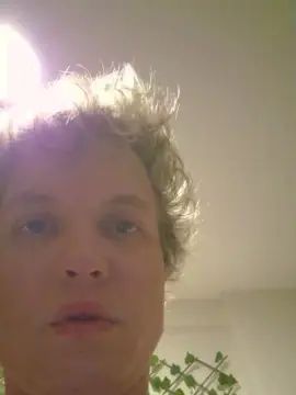 Play the uncensored scene called Gay sex chat with Loiringo