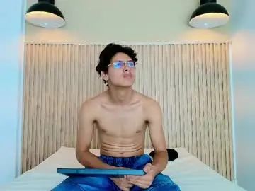 Watch this uncut clip of Gay sex chat with thomas_harriss