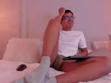 Play this complete scene called Gay sex chat with thiagovega_