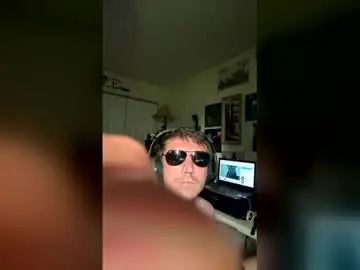 Play the complete video titled Gay sex chat with willieb400610